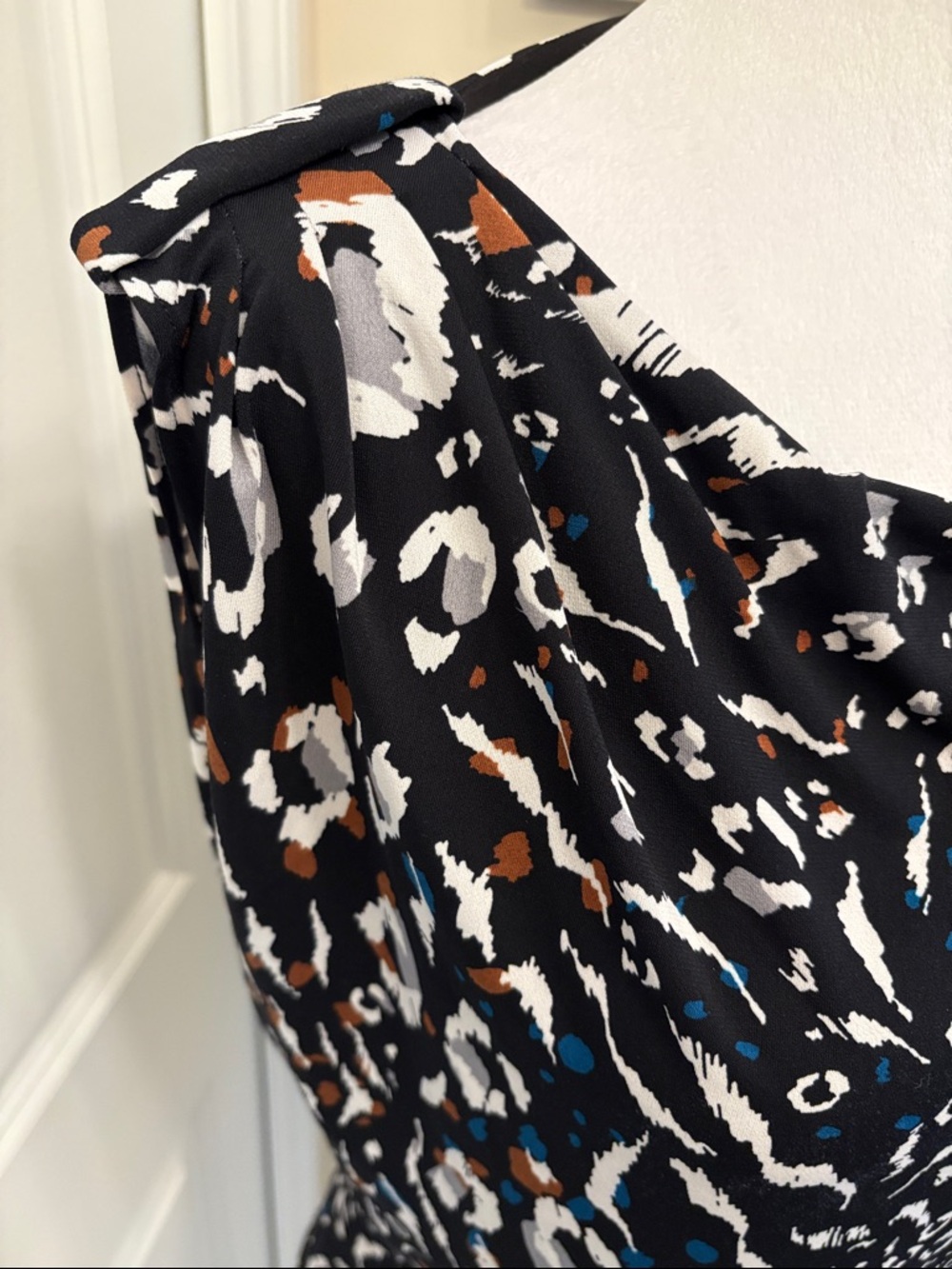 WHBM Sleeveless Blouse XS EUC - Picture 3 of 15